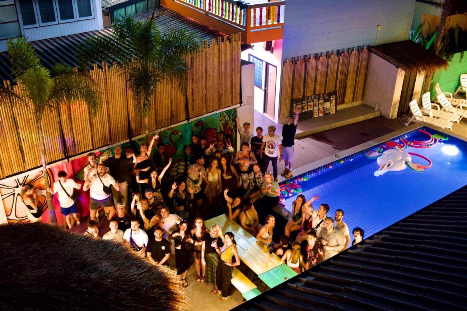 Revolution Chiang Mai - Old Town Hostel Luaran gambar