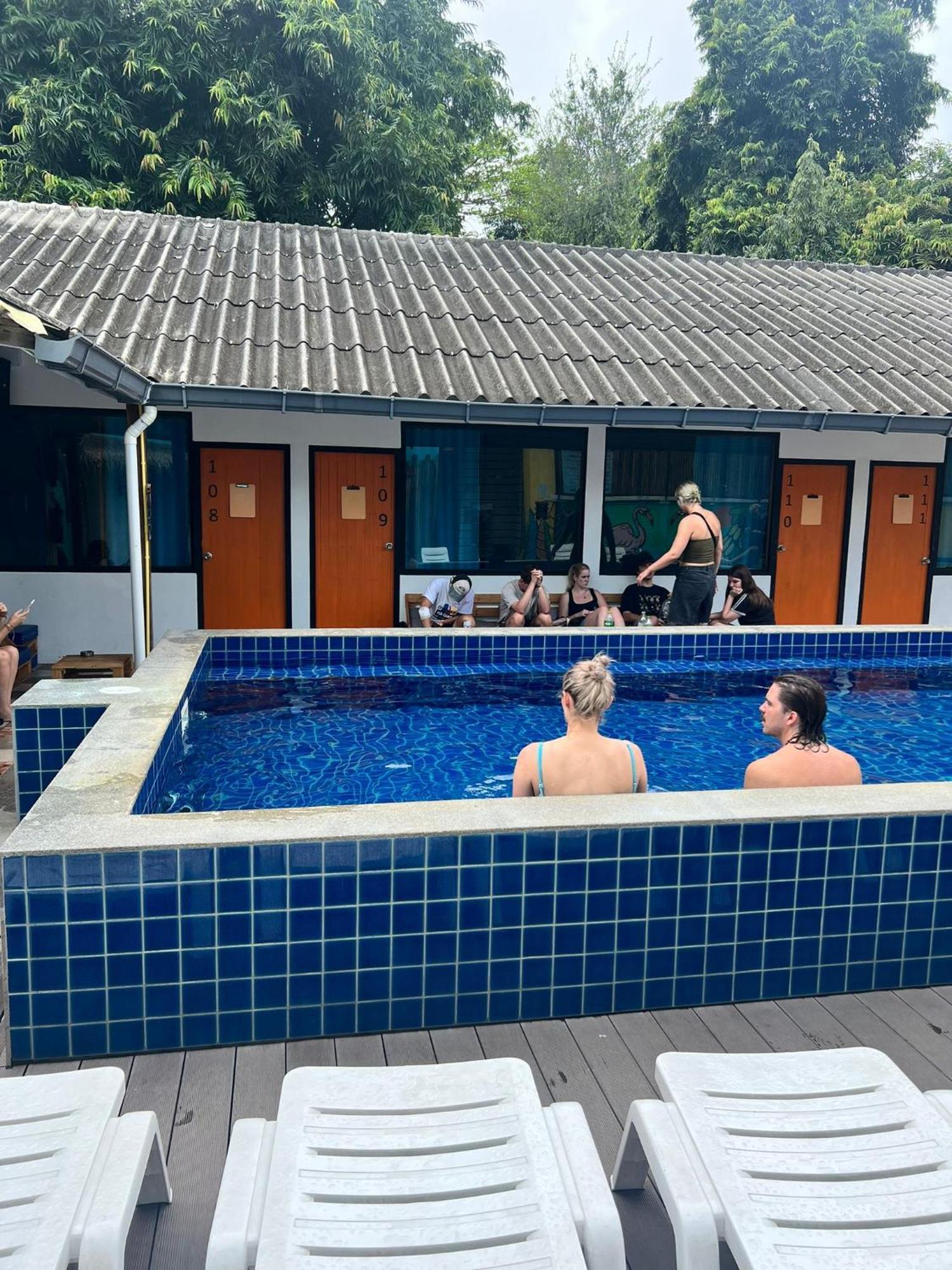 Revolution Chiang Mai - Old Town Hostel Luaran gambar